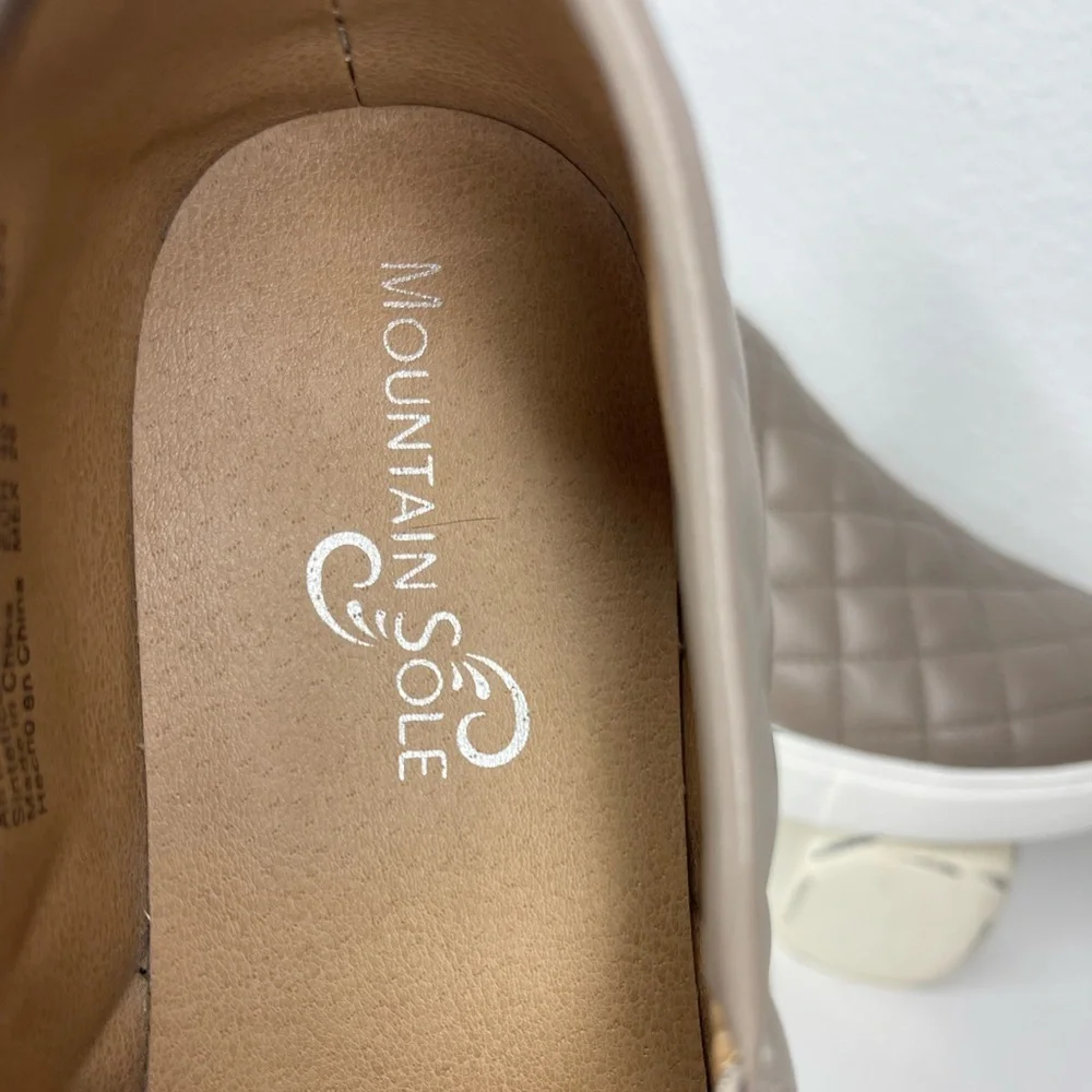 Mountain Sole Women's Slip On Sneaker Comfort Shoes Quilted Faux Leather Size 9